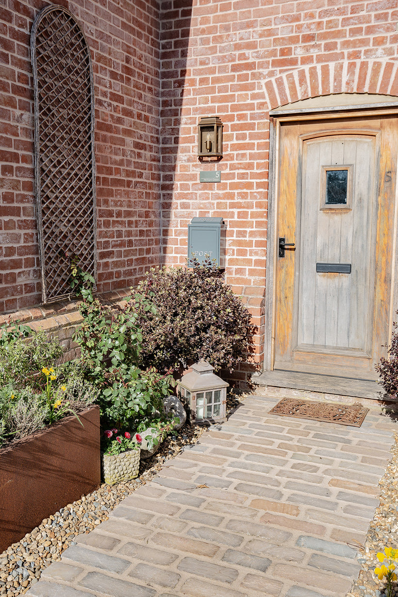 Hempstead Tumbled Sandstone Cobbles
