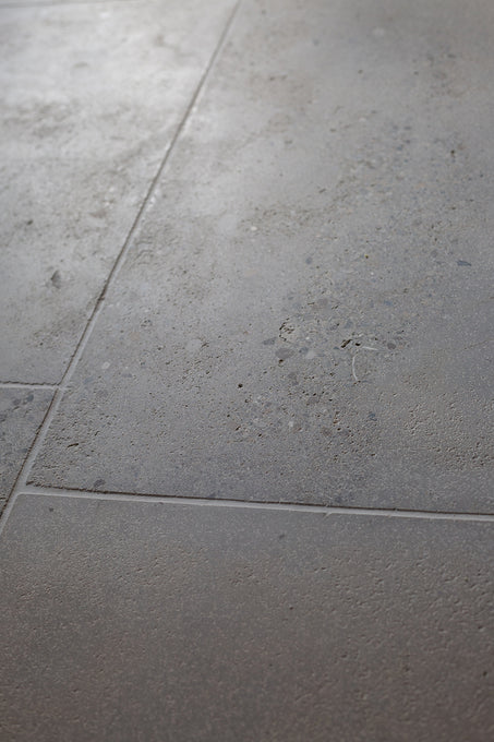 Clermont Gris Lightly Tumbled Limestone Tile Texture