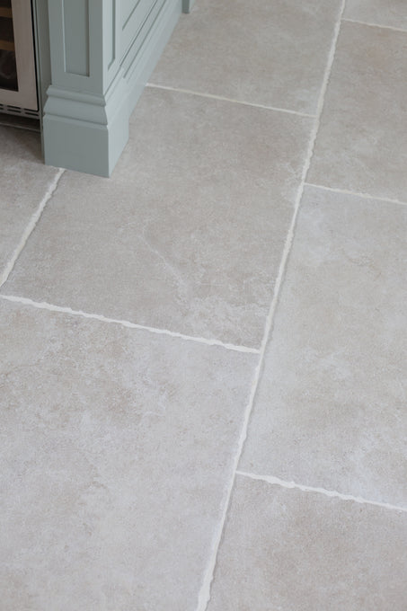 Hambleton Ivory Tumbled Effect Porcelain Flooring Tiles Close Up##900x600x10mm